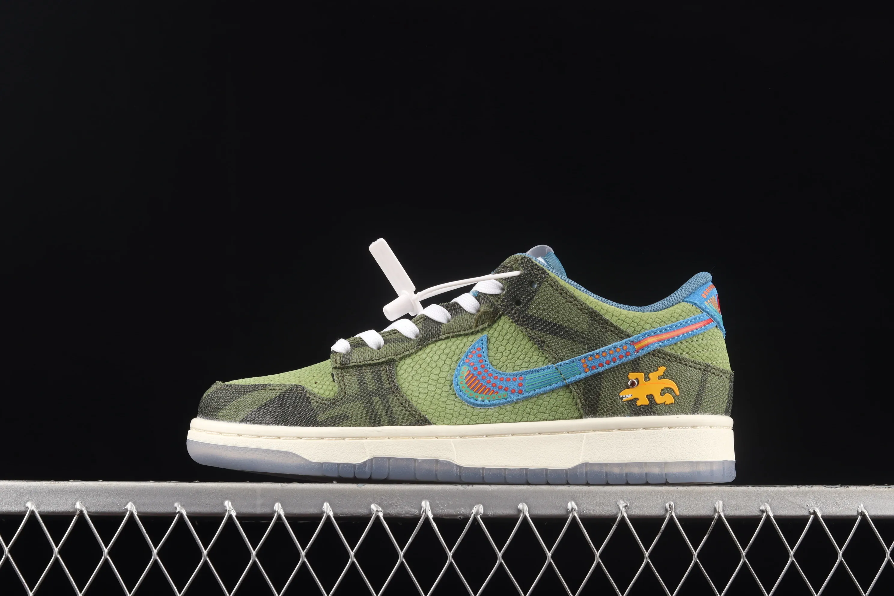 All Categories Nk SB Dunk Series Nk SB Dunk Low Low-top Sneakers Nk Dunk Low "Siempre! Familia" Green Lizard Day of the Dead SB Smashing Backboard Sports Skateboard Shoes DO2160-335